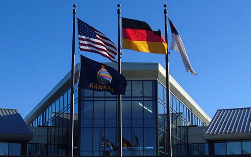 La bandera de Alemania es un tricolor consistiendo de tres franjas horizontales iguales mostrando los colores nacionales de Alemania: negro, rojo y oro. 